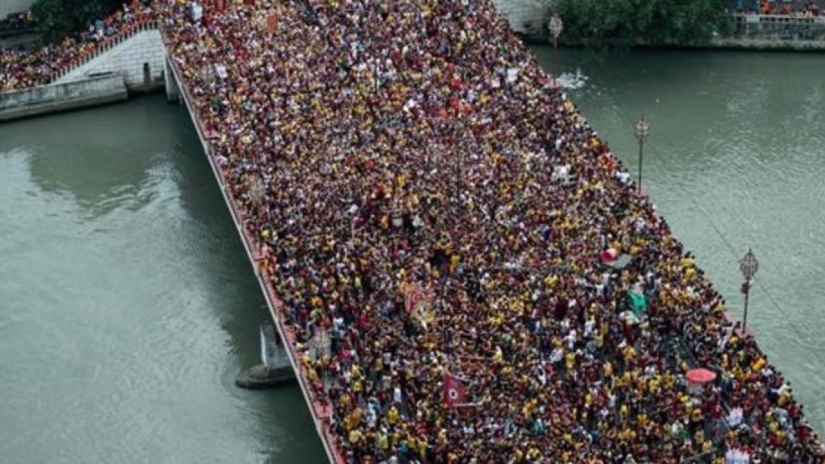 Procesión masiva del Cristo Negro en la capital de Filipinas, Manila.-AFP / NOEL CELIS