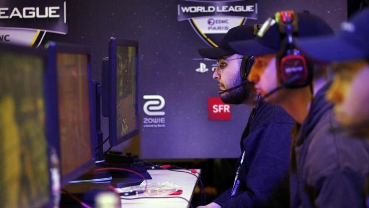 Jugadores de eSports, en plena partida del videojuego 'Call of Duty', en el eSport World Convention (ESWC), celebrado el pasado 17 de febrero en París.-CHESNOT