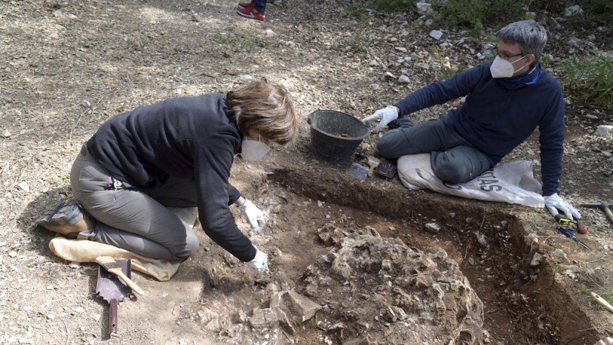 Buscando la entrada de los últimos neandertales en Galería de las Estatuas . ICAL