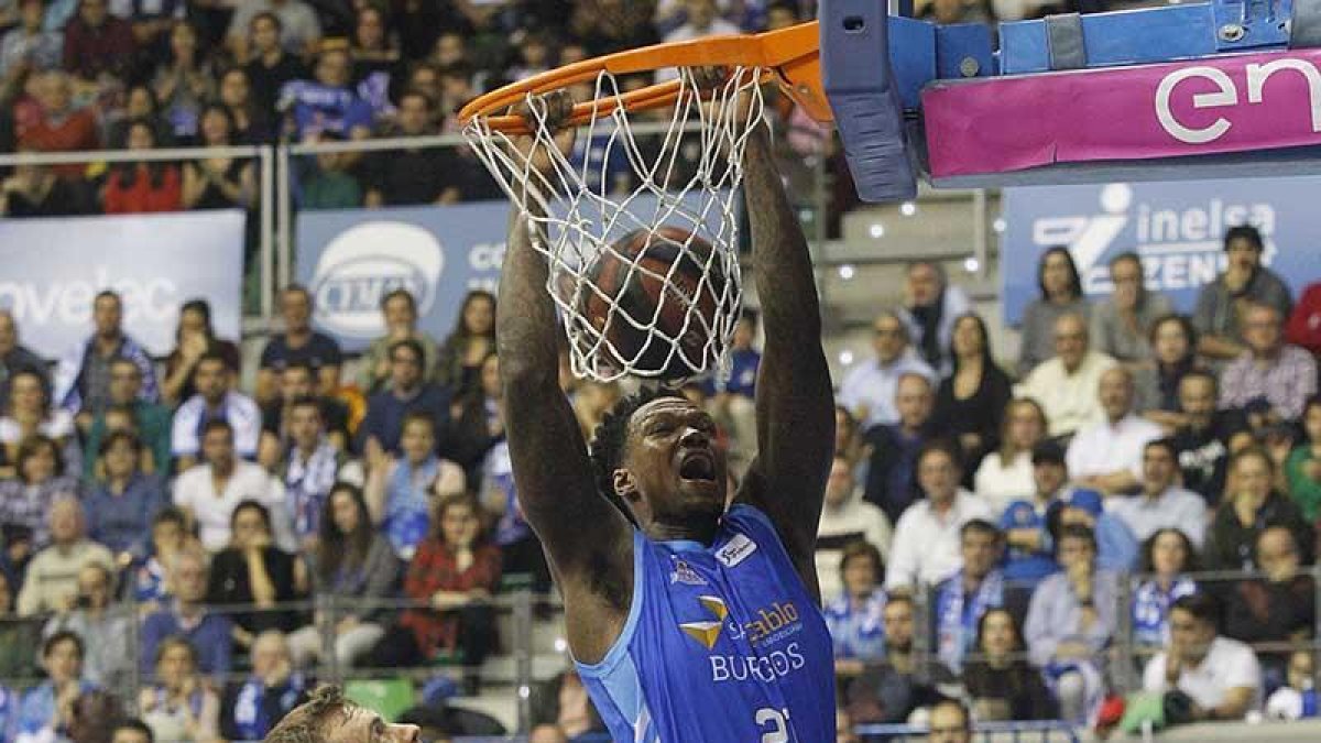 Thompson machaca el aro en el partido contra el Tenerife.-SANTI OTERO