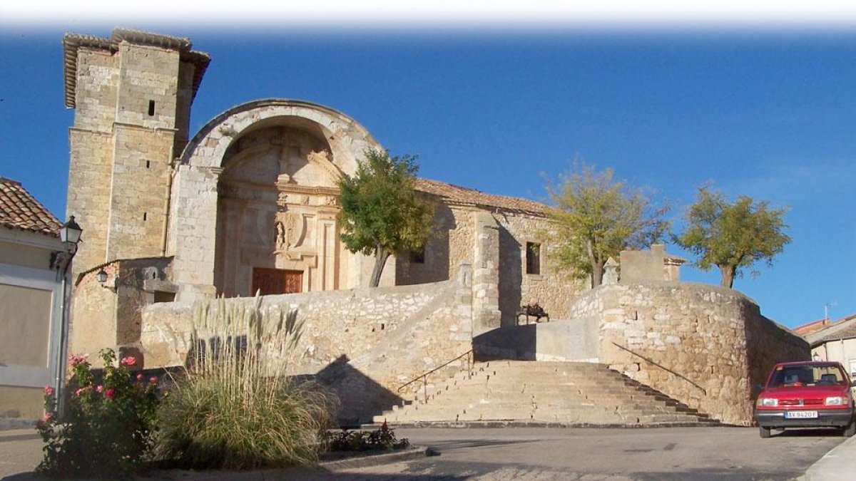 La iglesia de La Asunción en La Horra se caracateriza por la escalinata, el arco y la torre.-ECB