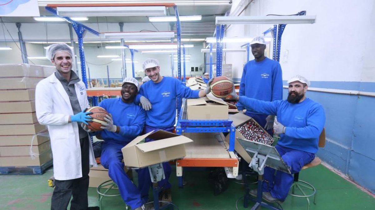 Los jugadores del CD El Cid Alberto Llorente, Abdoulaye Dieng ‘Saimon’, Manu Somavilla, Abdoul Aziz y Marcio Dias posan juntos en su puesto de trabajo. Faltan Ángel Acha y Miguel Nieto.-RAÚL OCHOA