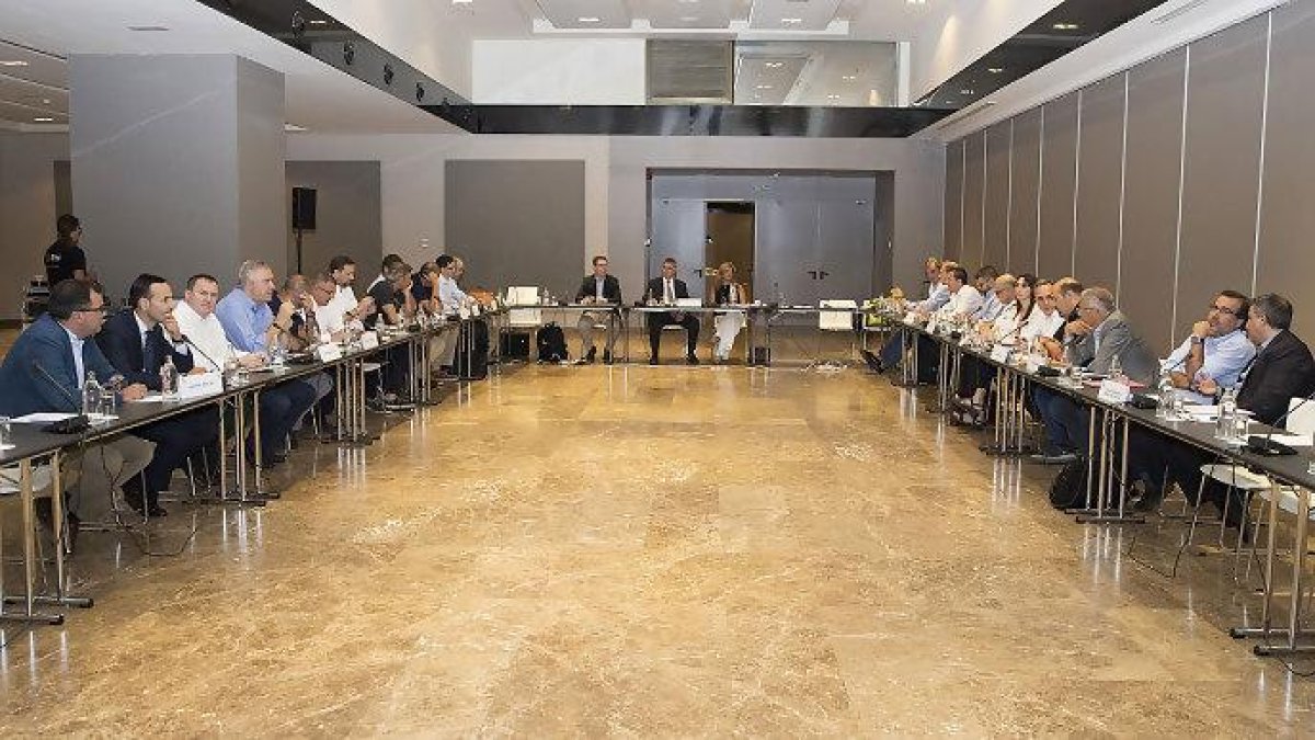 Félix Sancho (segundo izq.) asistió ayer a la Asamblea de la ACB como presidente del CB Miraflores-ACB.com