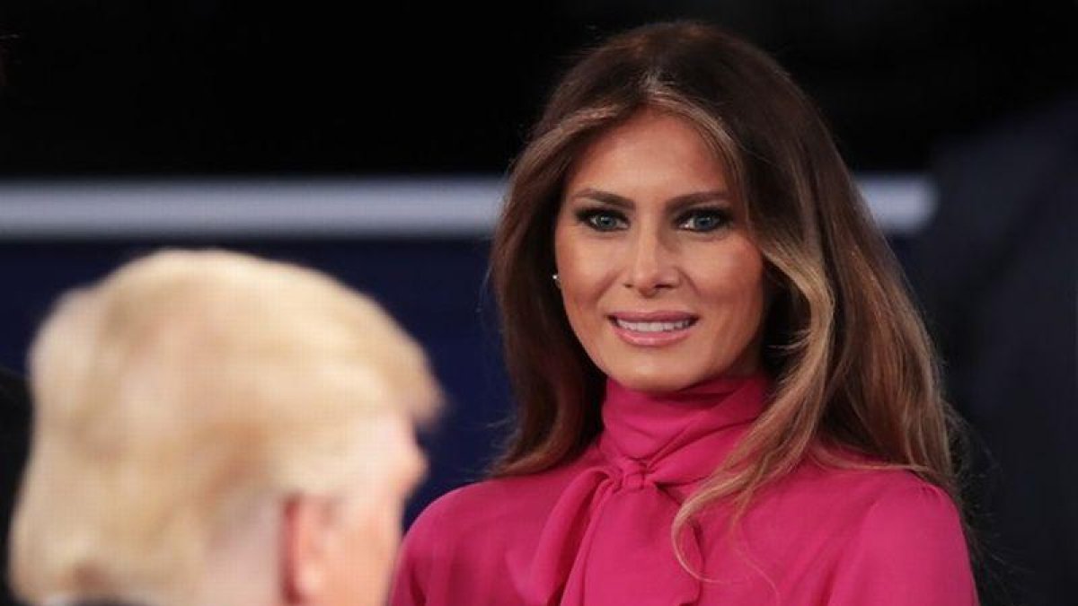 Melania Trump mira a su marido, tras el segundo debate de candidatos a la Casa Blanca, el pasado 9 de octubre.-AFP / SCOTT OLSON