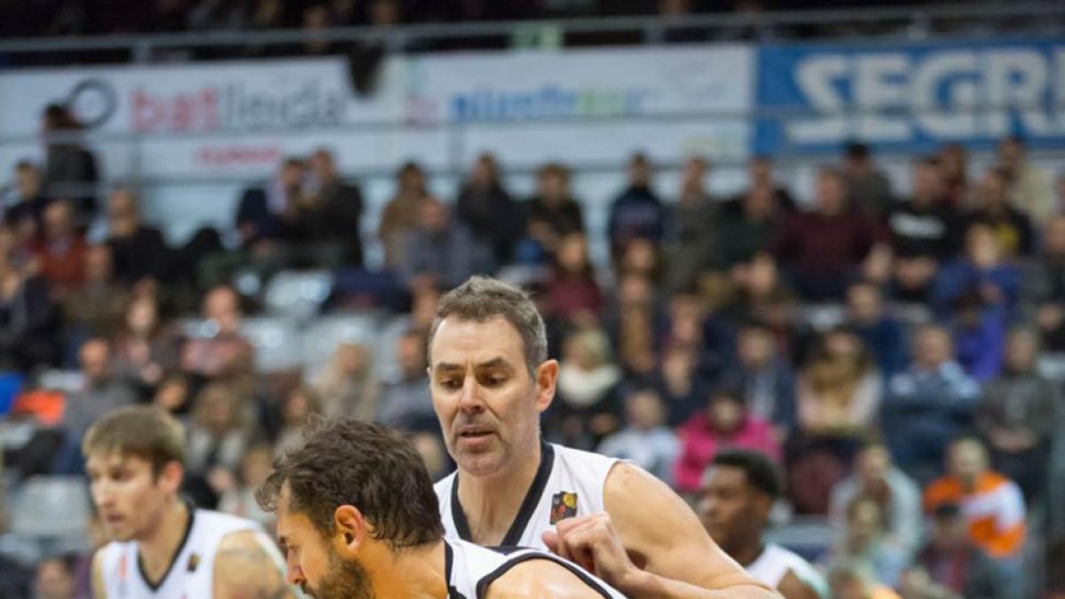 Jorge García frena a Alzamora en el partido disputado ayer en el Barris Nord.-PUERTAS&ENJUANES