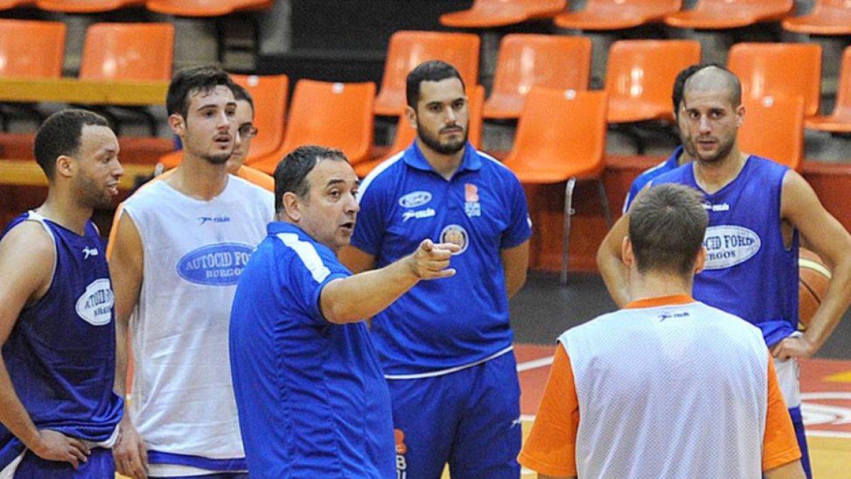 Casadevall da instrucciones a sus jugadores durante un entrenamiento.-Israel L. Murillo
