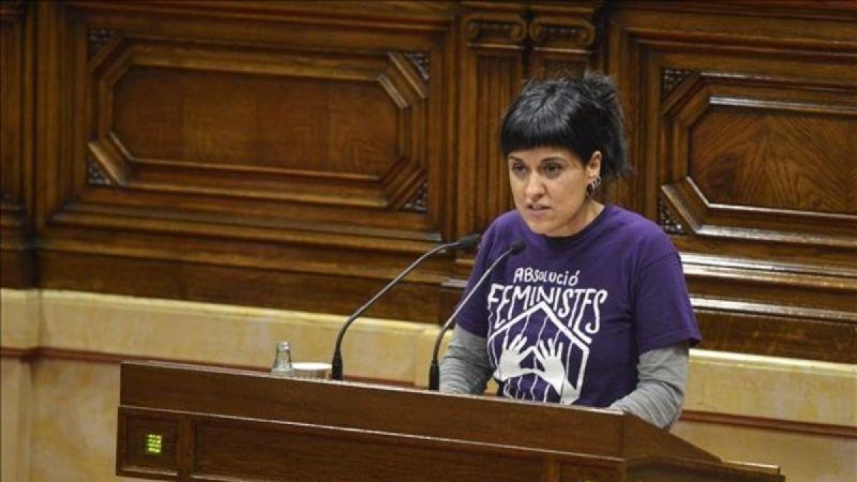 La diputada de la CUP, Anna Gabriel, en el Parlament.-FERRAN SENDRA