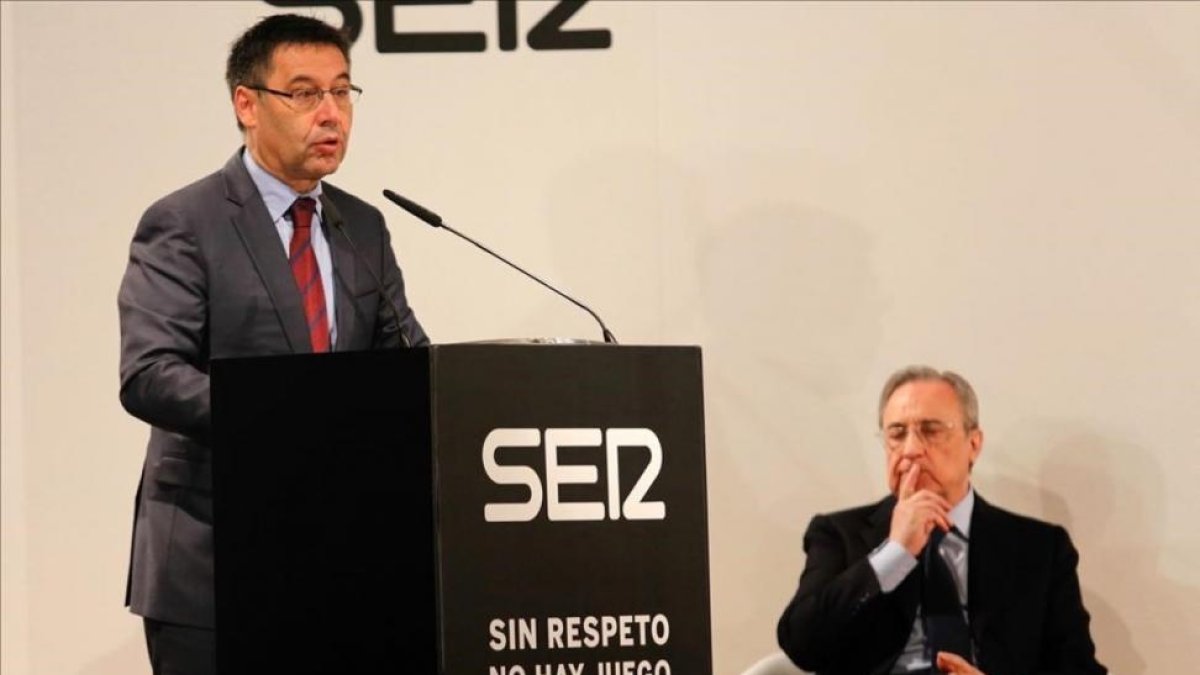 Josep María Bartomeu interviene en el acto contra el racismo, en presencia de Florentino Pérez .-JUAN MANUEL PRATS