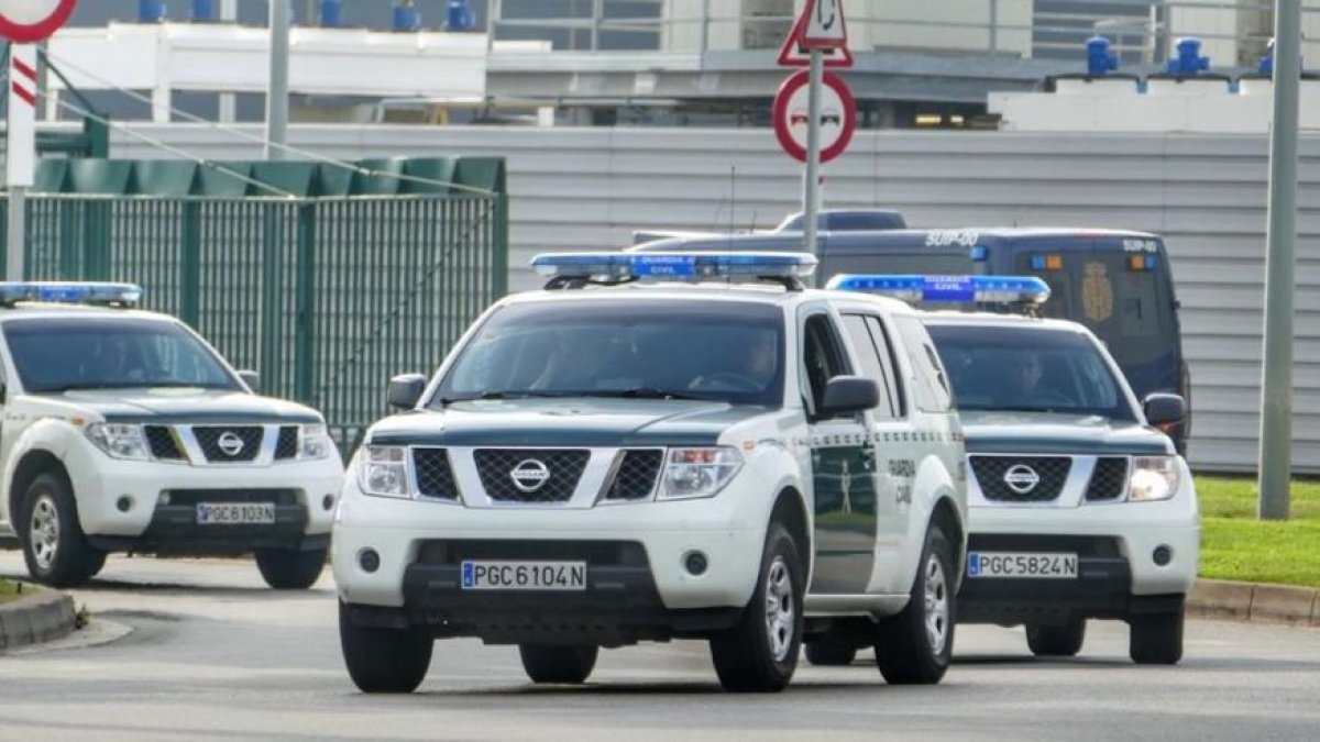 Agentes de la Guardia Civil salen del Port de Barcelona.-RICARD FADRIQUE