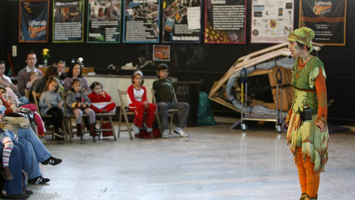 Un grupo de familias disfrutan de una función en el Centro de Creación Escénica La Parrala. ISRAEL L. MURILLO