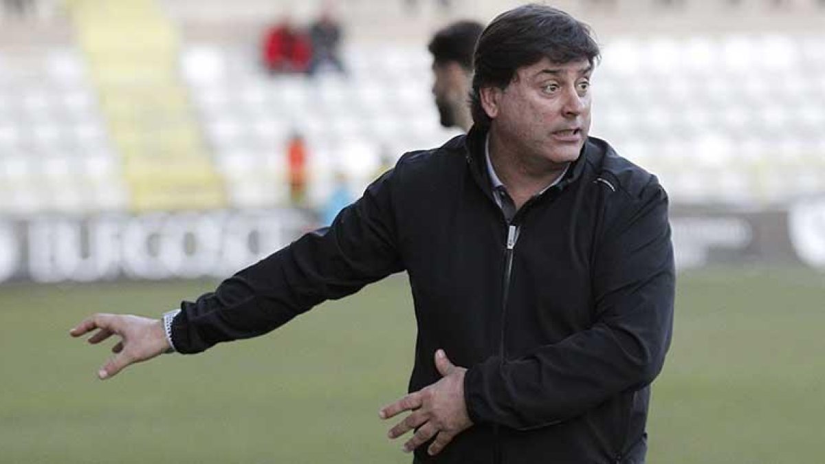 Menéndez da instrucciones a sus jugadores durante un partido.-SANTI OTERO