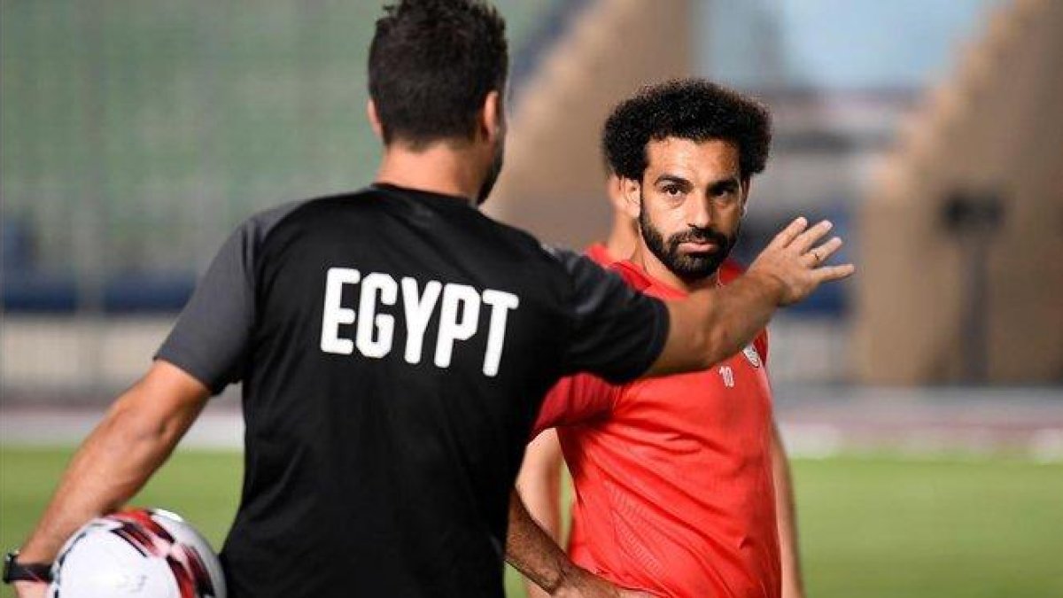 Mohamed Salah atiende a las instrucciones de un técnico de Egipto en el último entrenamiento.-KHALED DESOUKI (AFP)