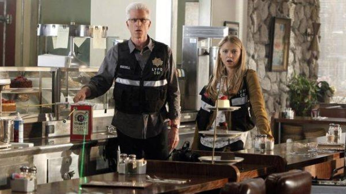 Ted Danson y Elisabeth Harnois, en una escena de la serie 'CSI Las Vegas'.-Foto: SONJA FLEMMING / CBS