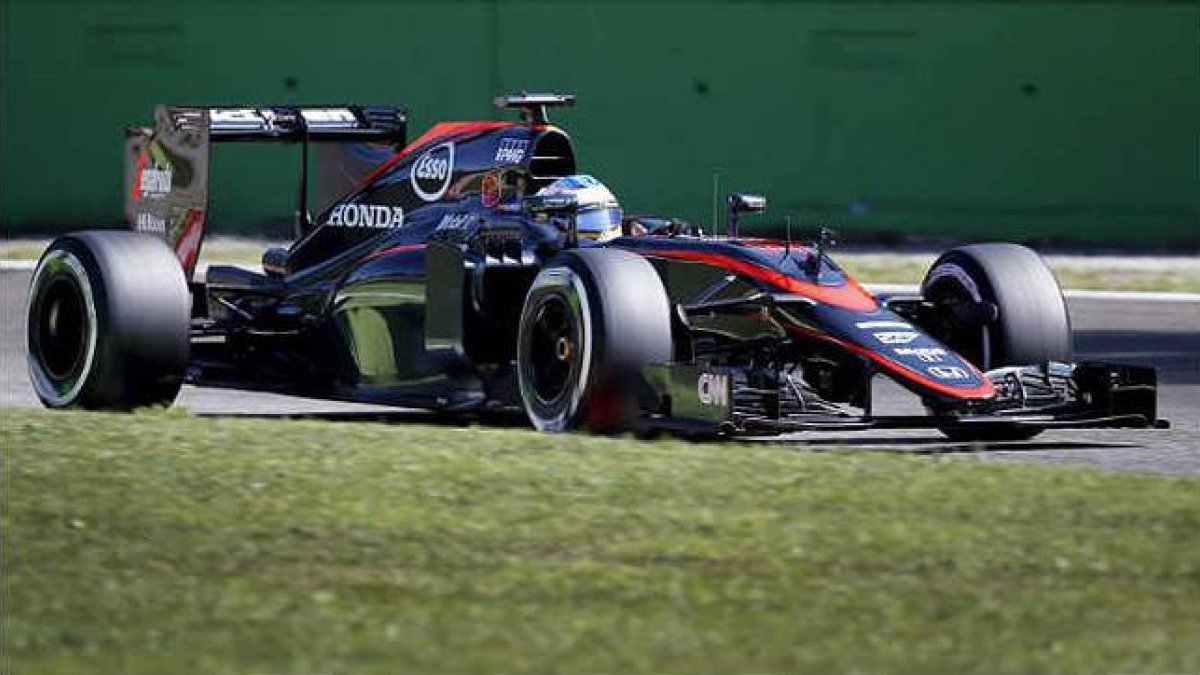 Fernando Alonso pilotando durante la tercera sesión de entrenamiento libre para el Gran Premio de Italia de F-1 en Monza.-REUTERS / GIAMPIERO SPOSITO