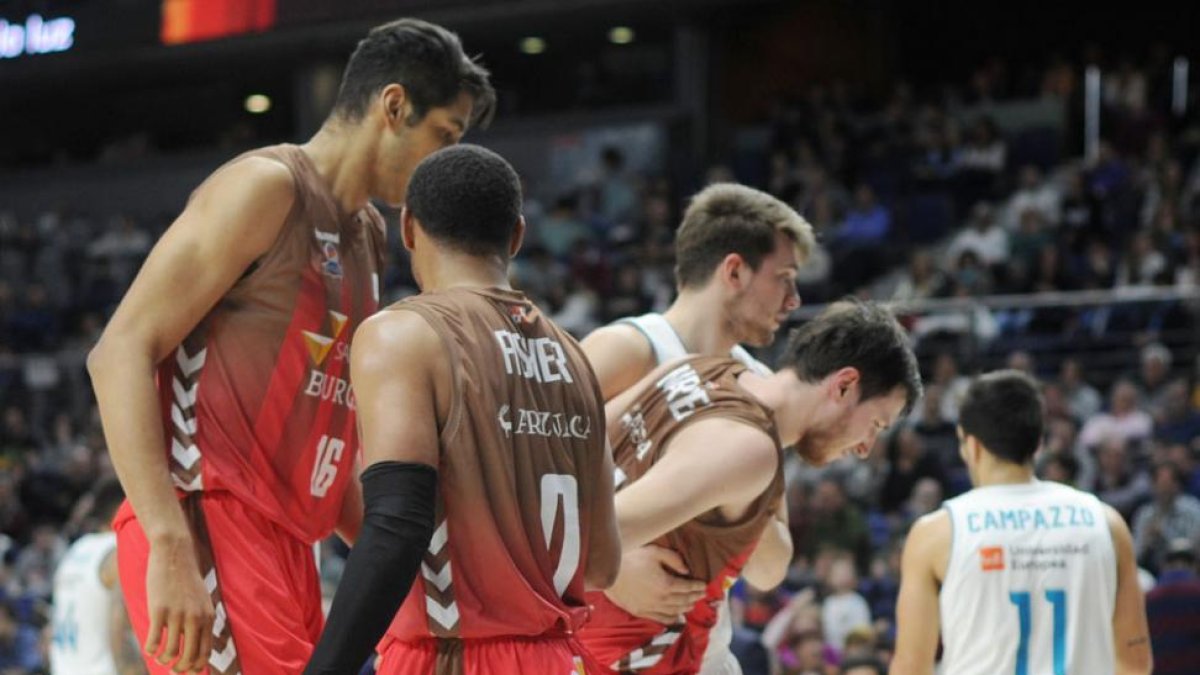 Doncic ayuda a Edu Martínez tras lastimarse el tobillo el pasado domingo.-ISRAEL L. MURILLO