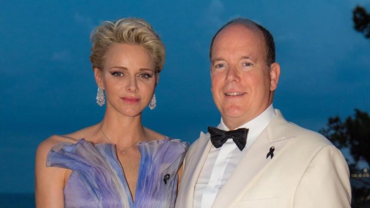 Alberto de Mónaco y su esposa, la princesa Charlène, posan en la 68º edición del baile de la Cruz Roja en Montecarlo.-GTRES