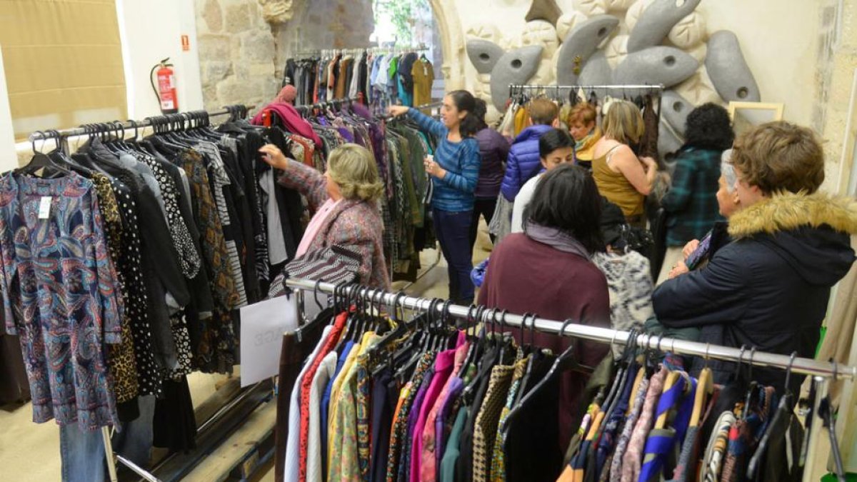 Mercadillo de ropa de segunda mano de Cáritas.-ICAL