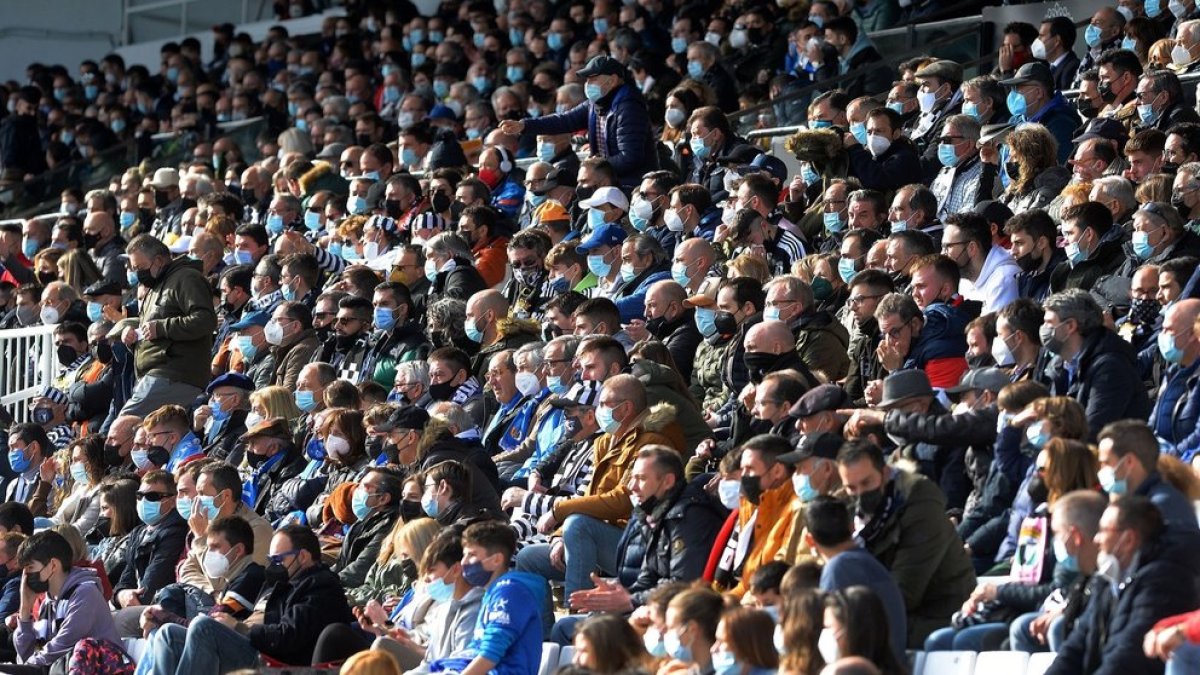 Imagen de la Tribuna de El Plantío un día de partido. TOMÁS ALONSO