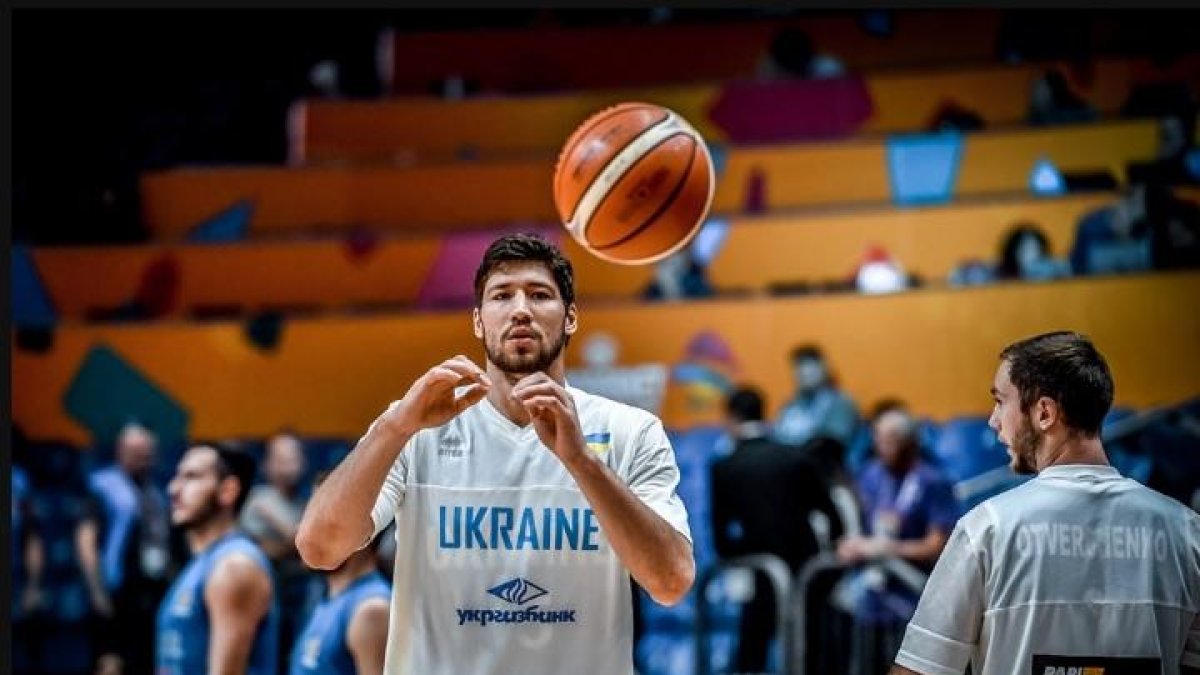 Viacheslav Kravtsov calienta durante un partido con Ucrania.-FIBA