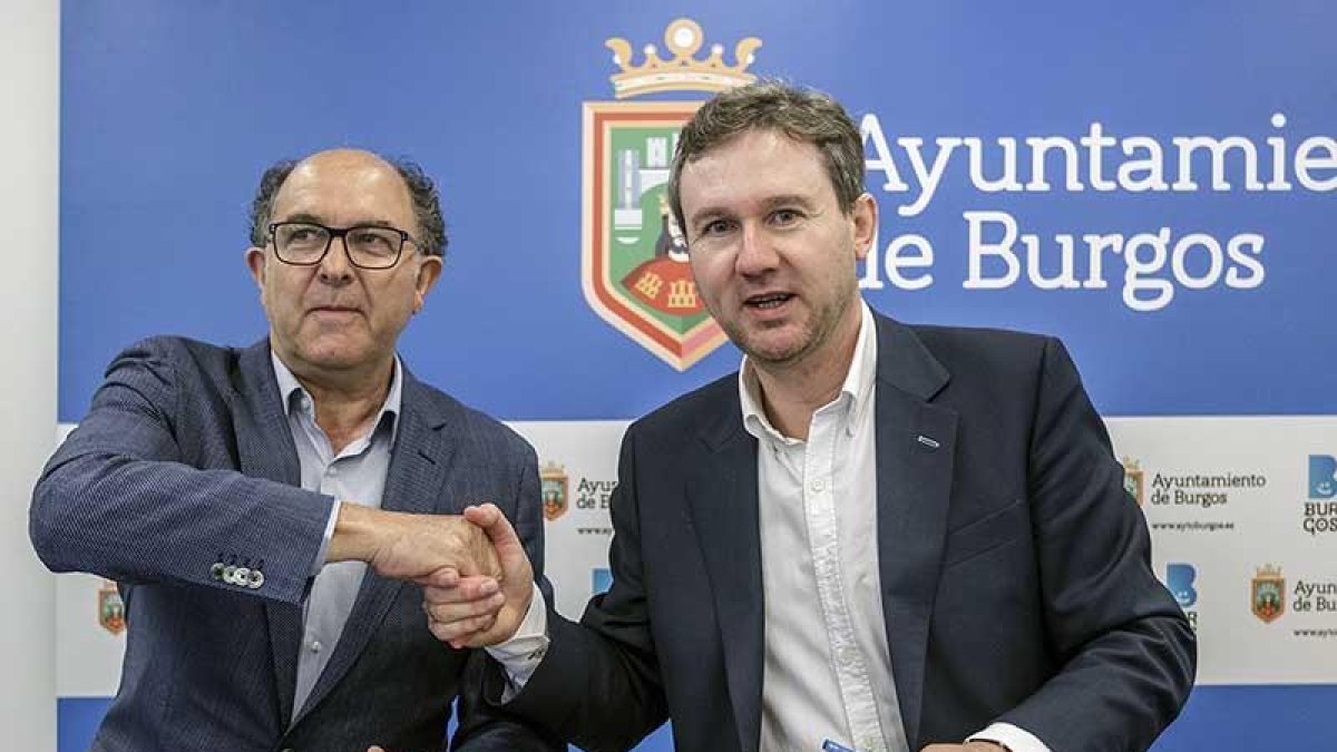 Julio Andrés Izquierdo y Javier Lacalle sellan el convenio.-SANTI OTERO