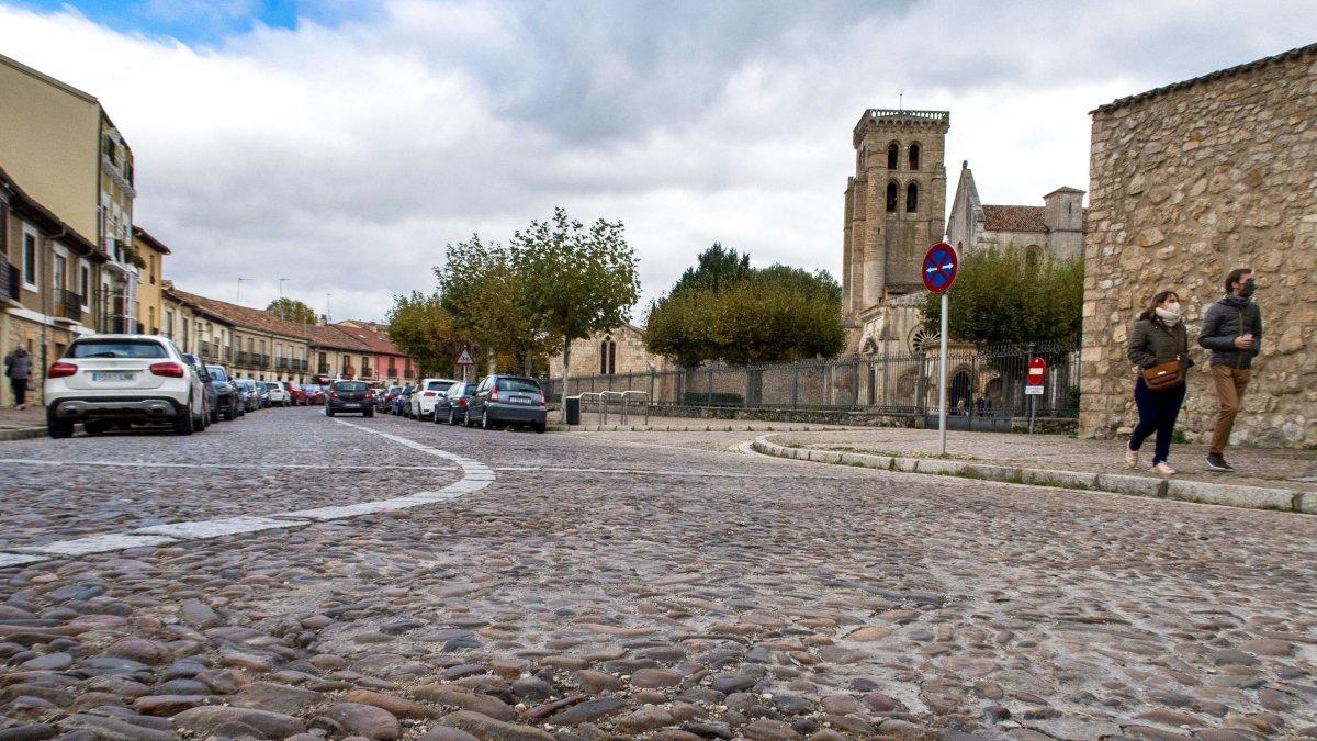 La calle Alfonso VIII, que será renovada en varias fases por el Ayuntamiento, es de las pocas que mantienen el canto rodado como pavimento. TOMÁS ALONSO