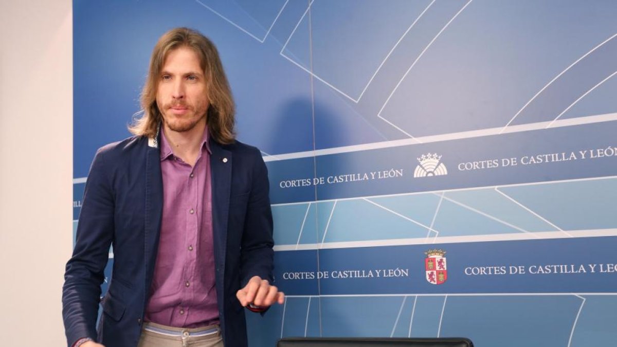 El portavoz del Grupo Podemos en las Cortes, Pablo Fernández, hace balance del primer año de la legislatura.-ICAL