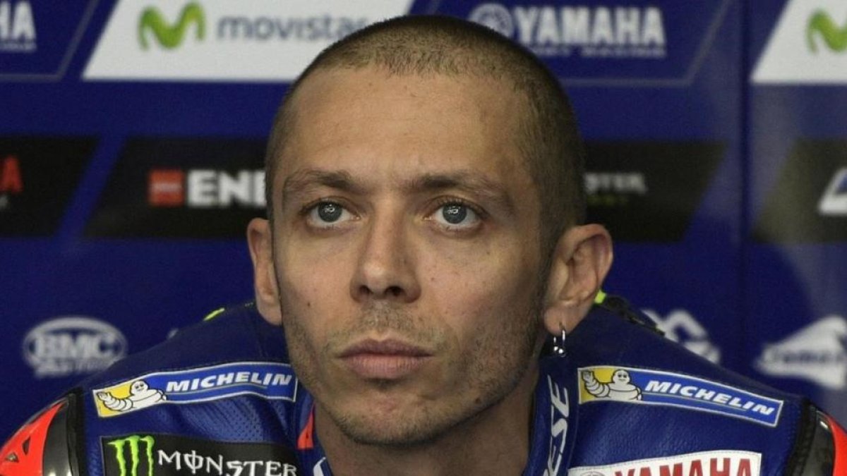 Valentino Rossi mmuestra su preocupación en el box del GP de Argentina.-AFP