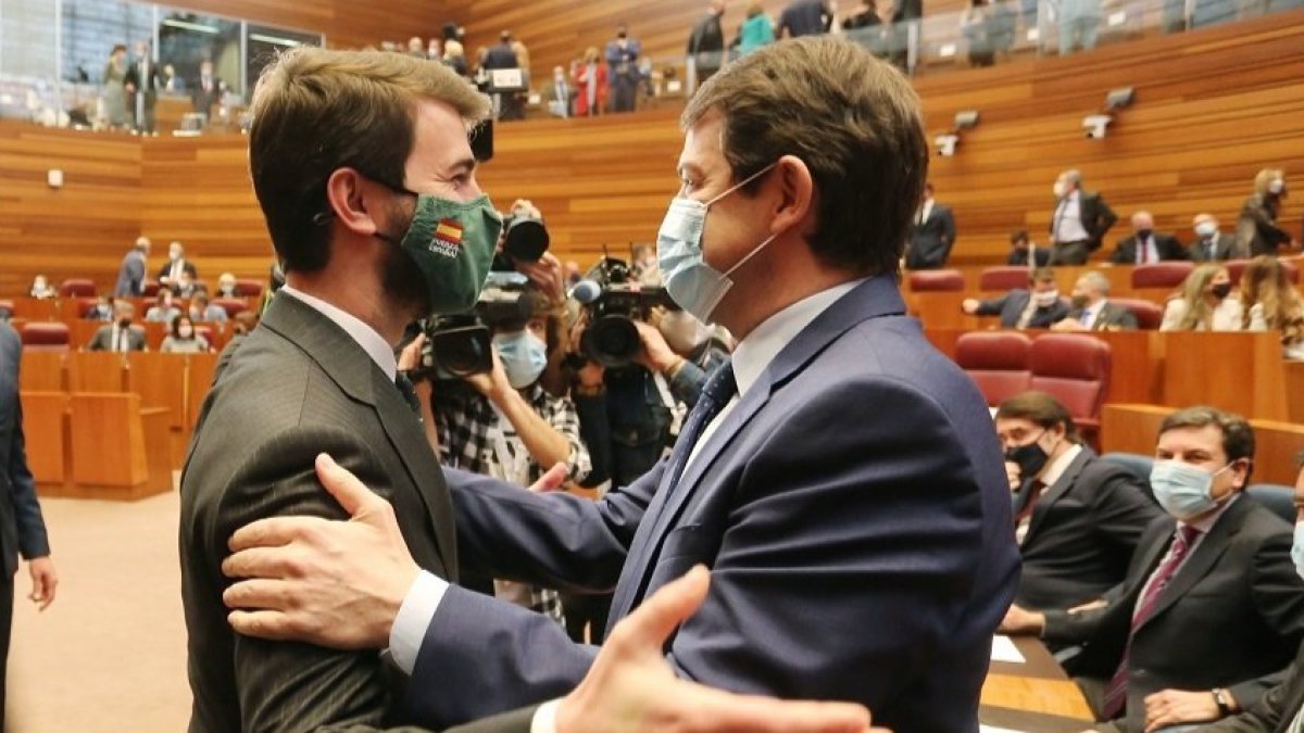 García-Gallardo y Fernández Mañueco se abrazan en el parlamento autonómico.