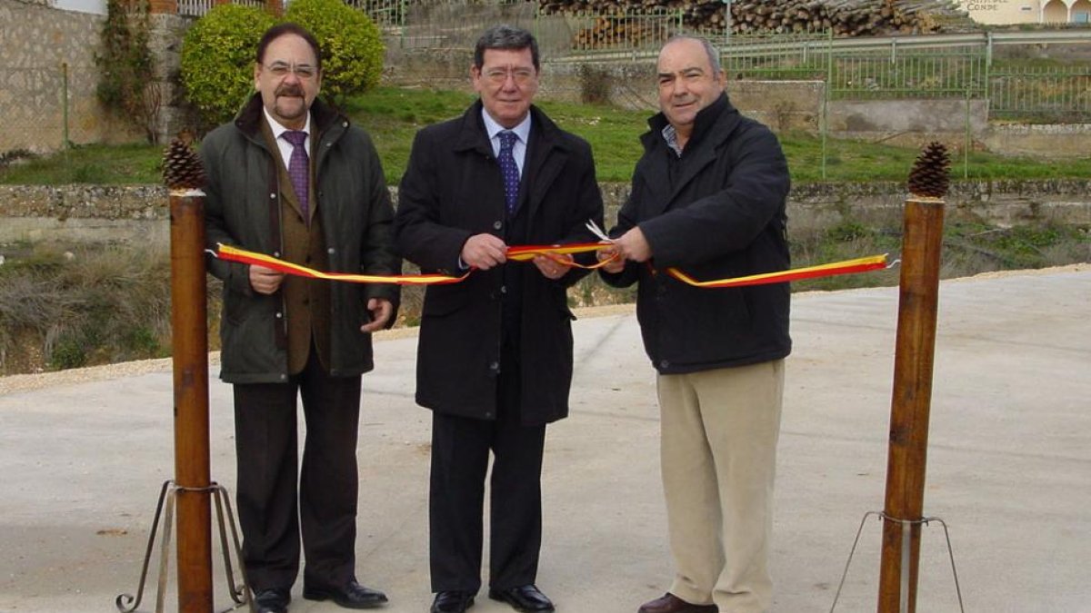 César Rico (centro) junto a Ángel Guerra (izq) y el alcalde José Ángel Esteban (dch).-L. V.