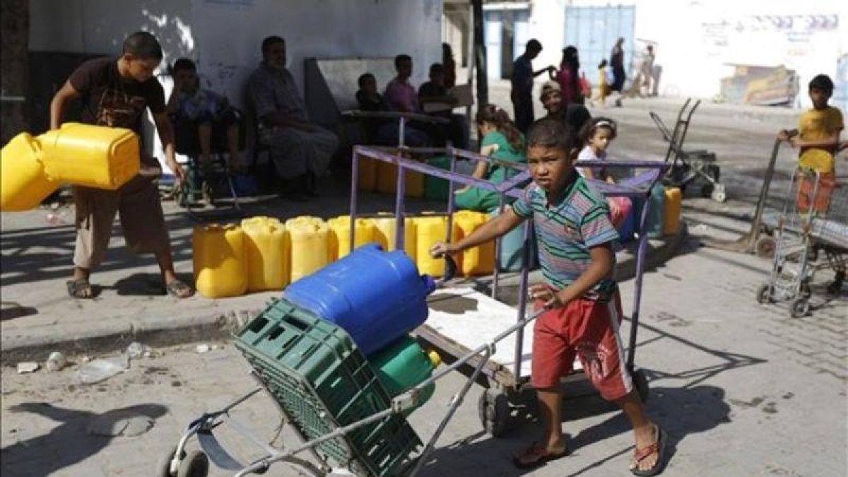 Palestinos cogen agua de un contenedor en Gaza en una imagen de archivo.-AFP / MOHAMMED ABED