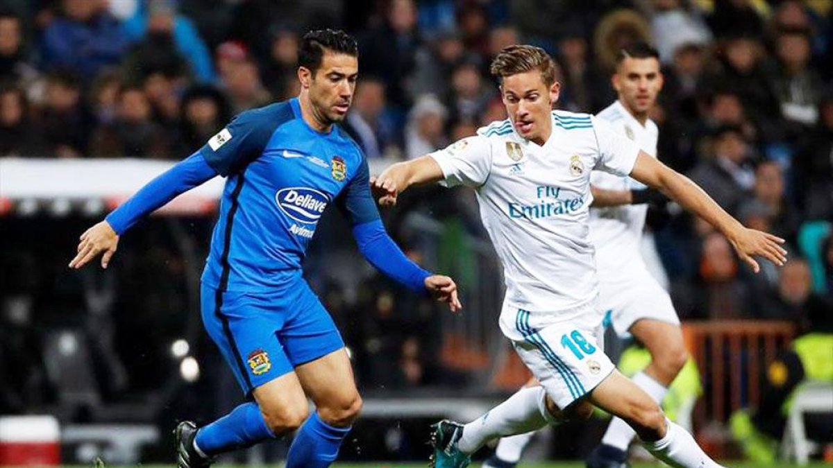 Cristóbal Márquez presionado por Marcos Llorente en un partido de Copa que jugó el Fuenlabrada ante el Real Madrid.-