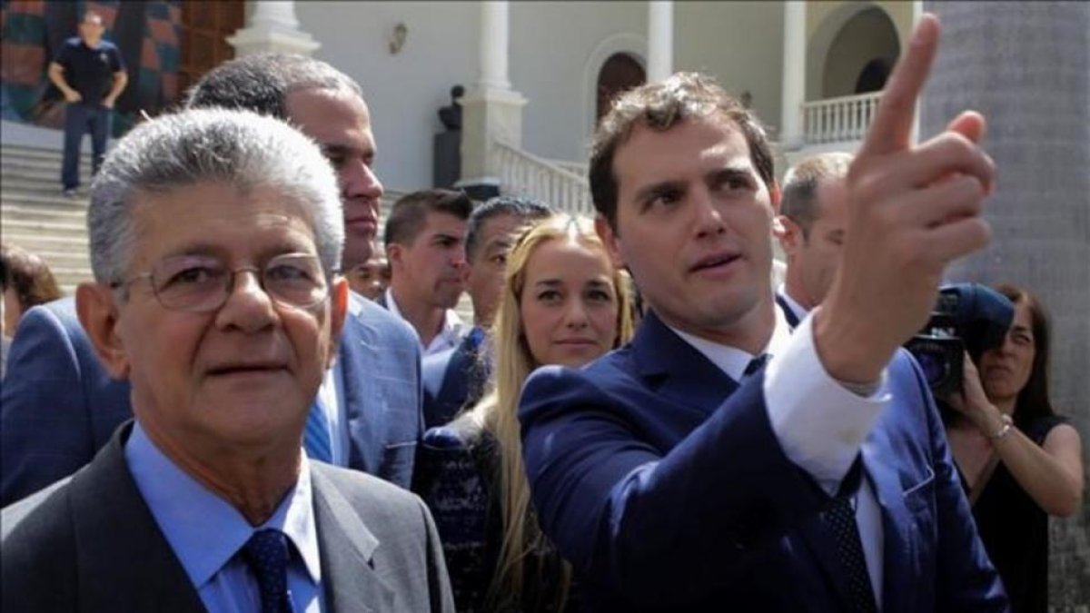 Albert Rivera conversa con el presidente de la Asamblea Nacional, Henry Ramos Allup, este martes en Caracas.-REUTERS / MARCO BELLO