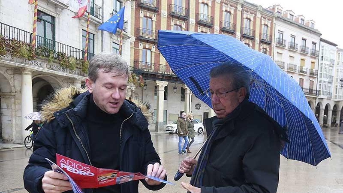 Javier Lacalle muestra información electoral a un ciudadano.-RAÚL G. OCHOA