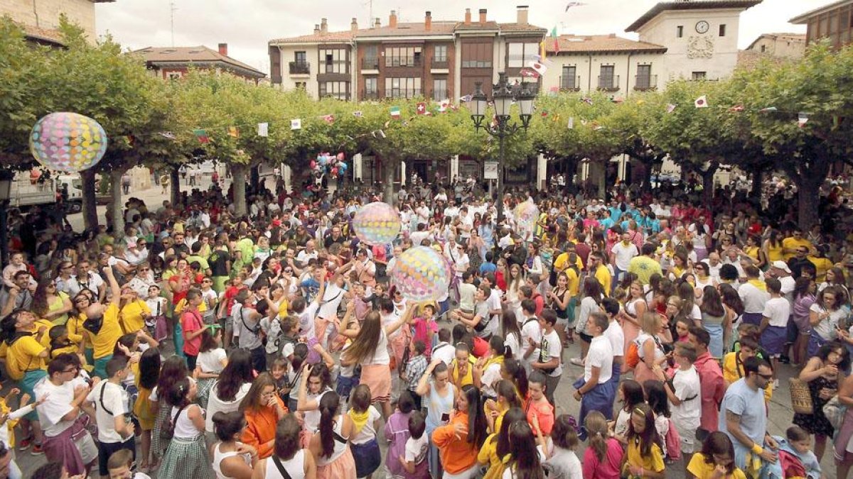 El corazón de la localidad volvió a llenarse de música y colorido gracias a los cientes de personas que participaron ayer en los festejos.-G. G.