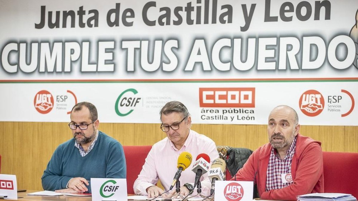 Rueda de prensa conjunta de CCOO, CSIF y UGT; esta mañana, en Burgos.-SANTI OTERO