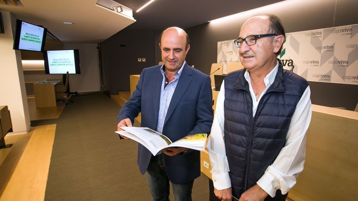 Javier Leal (Fundación Caja Rural) y Gabriel Villamayor (Itacyl) antes de presentar los resultados de los Campos de Ensayo. TOMÁS ALONSO