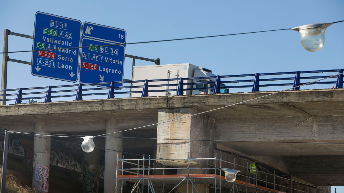Obras en el viaducto de Timoteo Arnaiz. TOMÁS ALONSO