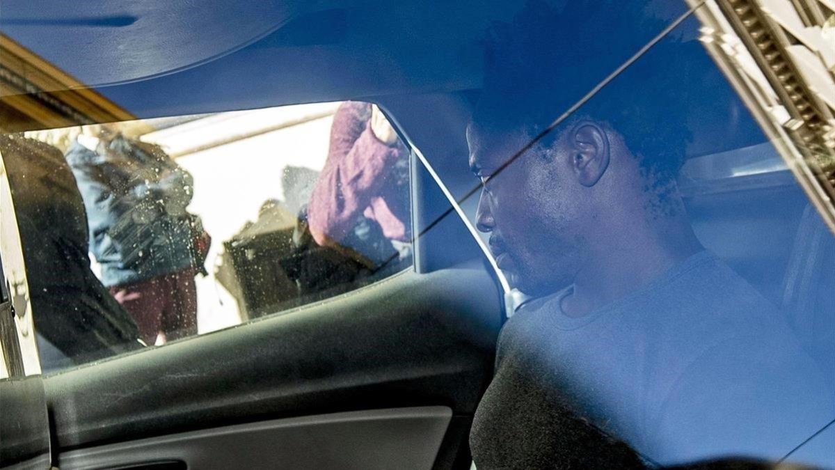 Detenidos en un vehículo policial-
