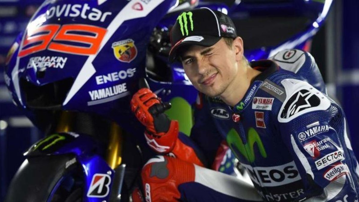 Jorge Lorenzo, junto a su Yamaha tricampeona del mundo.-MILAGRO / GIGI SOLDANO