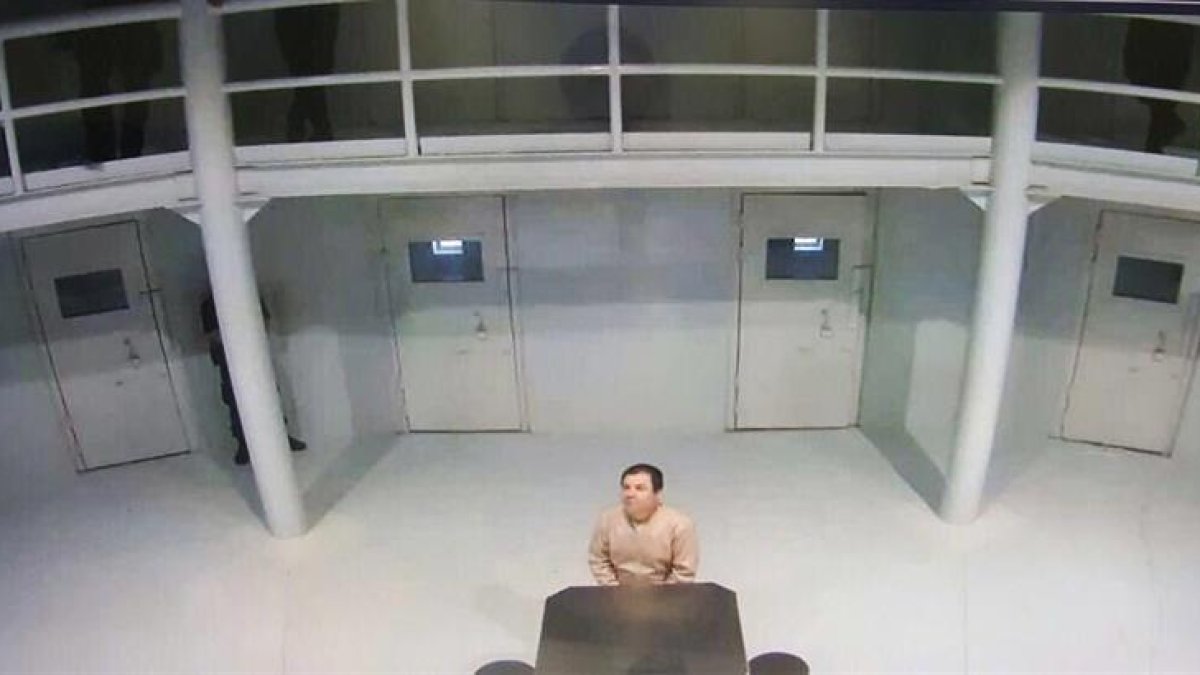 Fotografía tomada hoy, lunes 11 de julio de 2016, de la cuenta de Twitter del secretario de Gobernación (Interior), Miguel ángel Osorio, que muestra al narcotraficante Joaquín