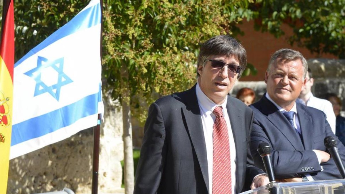 El alcalde de la localidad, Lorenzo Rodríguez, escucha al embajador israelí durante su intervención-R. O.
