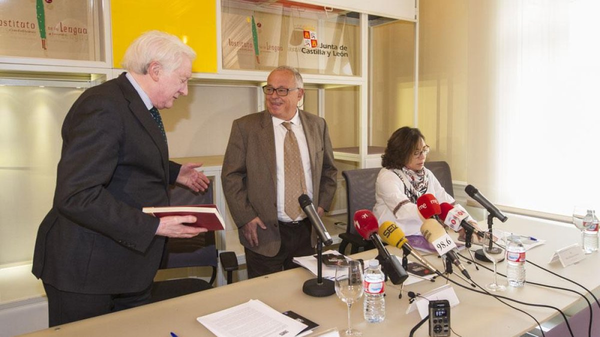 El vicepresidente de la Fundación VIII Centenario , Antonio Méndez Pozo , Gonzalo Santonja y Raquel Contreras.-ISRAEL L. MURILLO