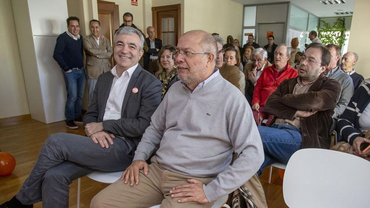 Luis Garicano (izquierda) junto al candidato a encabezar la lista de Cs a la Junta, Francisco Igea.-SANTI OTERO