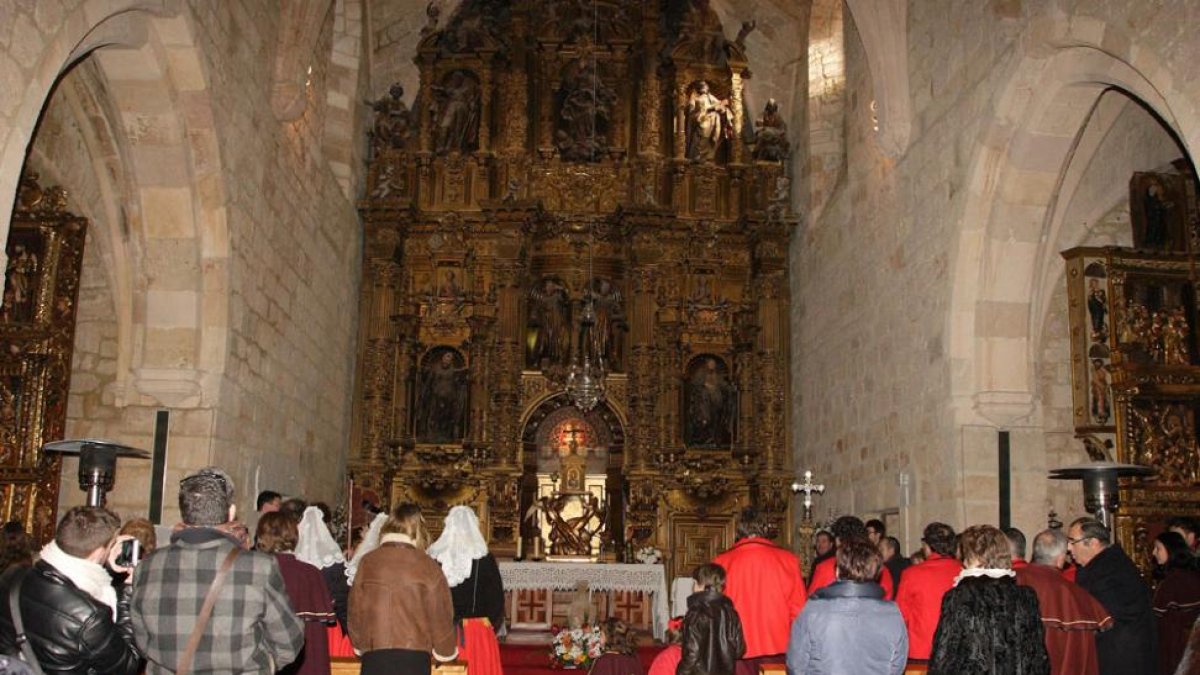 Interior de la iglesia de San Cosme y San Damián durante un acto religioso.-G.G.