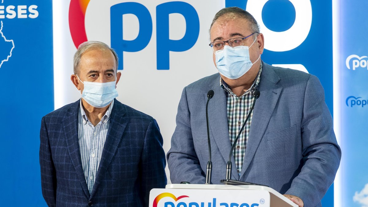 El secretario provincial del PP, Alejandro Vázquez, presenta los congresos, acompañado del presidente comarcal de Salas-Pinares, Ramiro Ibáñez.