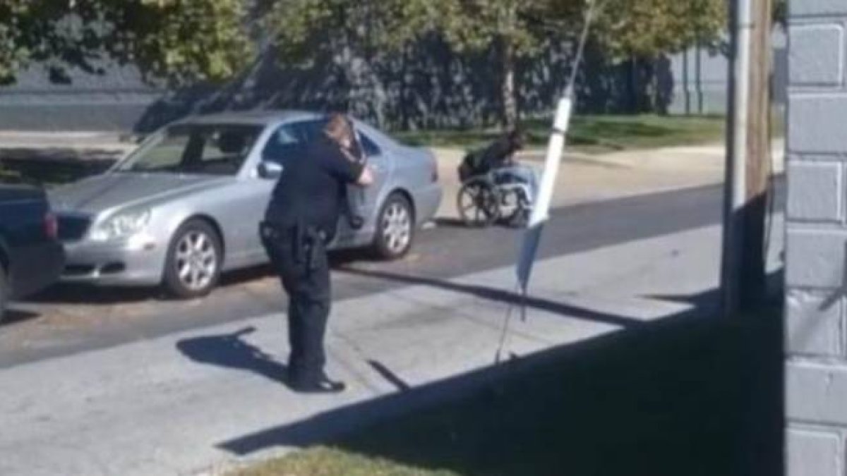 La policía de Delaware abre fuego contra un hombre en silla de ruedas que iba armado.-YOUTUBE