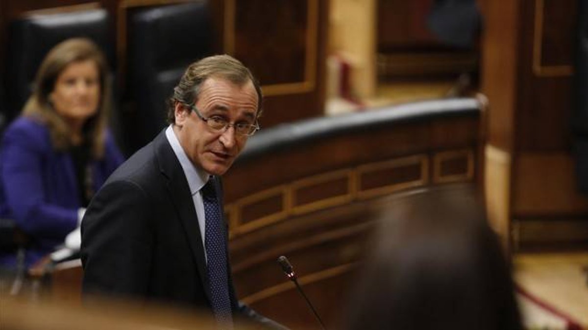 El ministro de Sanidad, Asuntos Sociales e Igualdad, Alfonso Alonso, en el Congreso, en su primera intervemción tras asumir la cartera.-Foto: AGUSTÍN CATALÁN