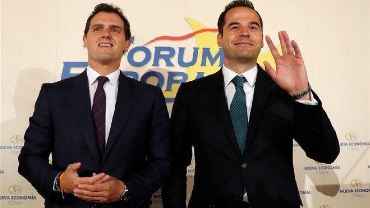 Albert Rivera e Ignacio Aguado, que saluda al público, en un acto el 20 de mayo en Madrid.-EFE / BALLESTEROS