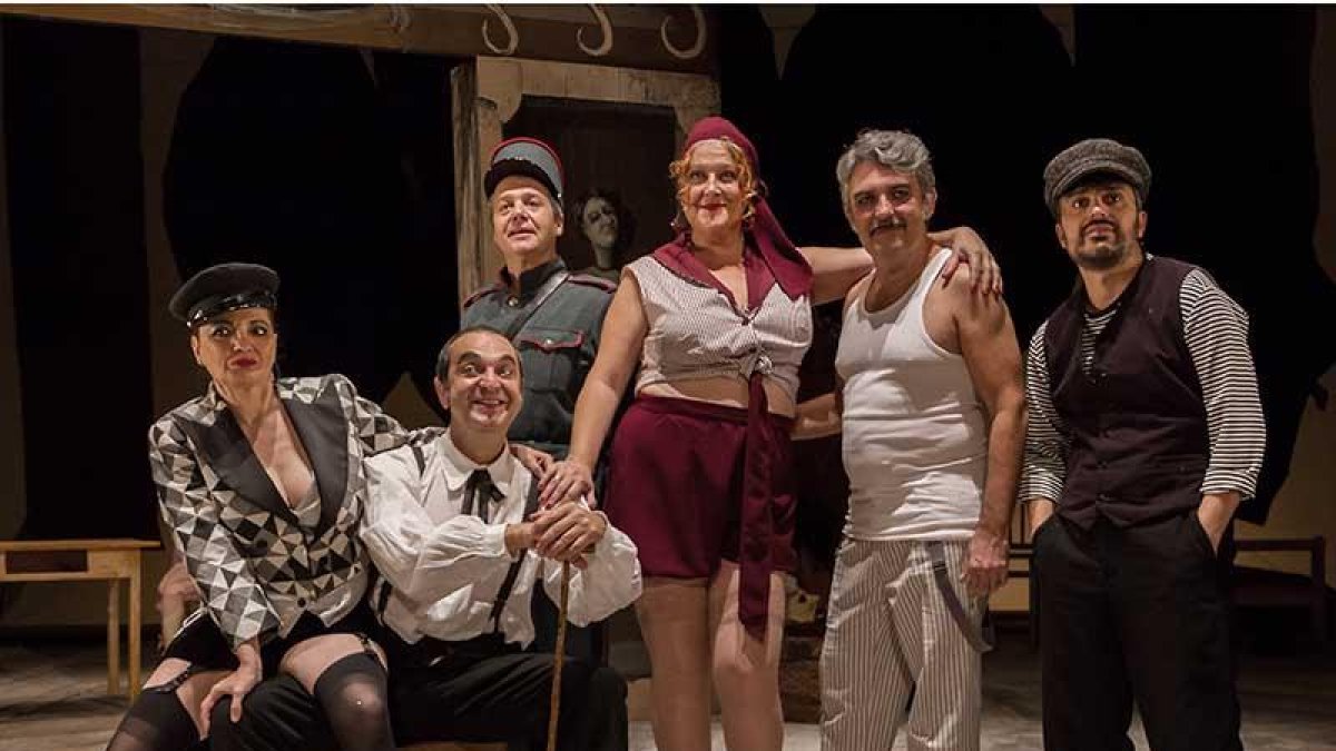 El equipo artístico está formado por, de i. a d., Mayte Bona, Francisco Negro, Santiago Nogués, Mamen Godoy, Adolfo Pastor y Felipe Santiago.-