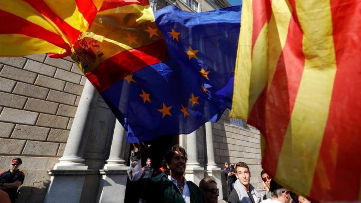 Álvaro de Marichlara ondea la bandera española y la europea antes de ser detenido.-RAFAEL MARCHANTE